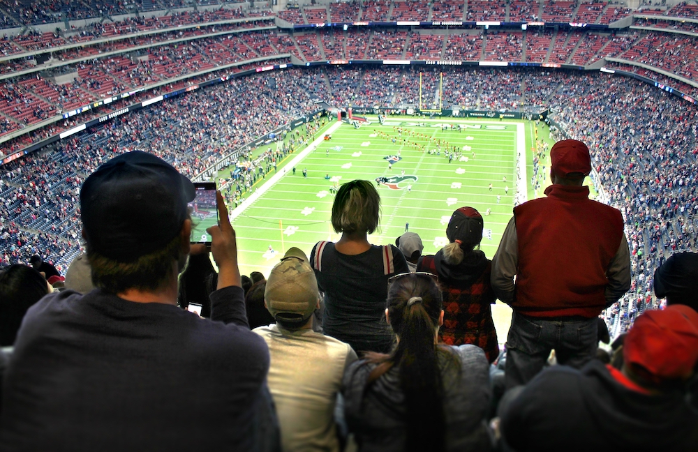 an-audience-of-sports-fans-watching-an-nfl-footbal-2022-11-15-16-52-53-utc
